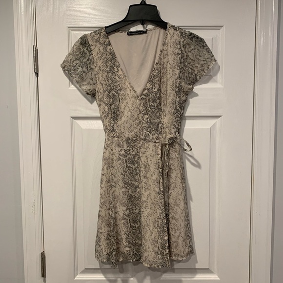 Abercrombie & Fitch Snakeskin Short Sleeve Wrap Mini Dress - Picture 2 of 6
